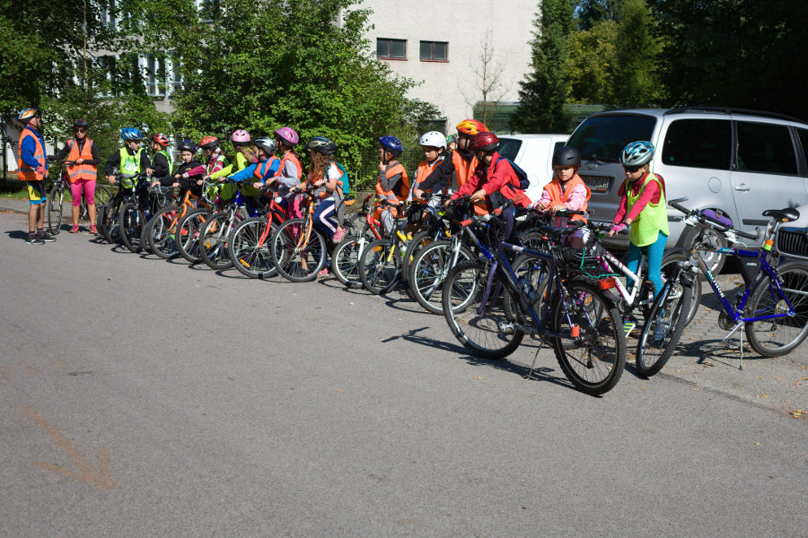 Nástup bicyklistov pred výletom