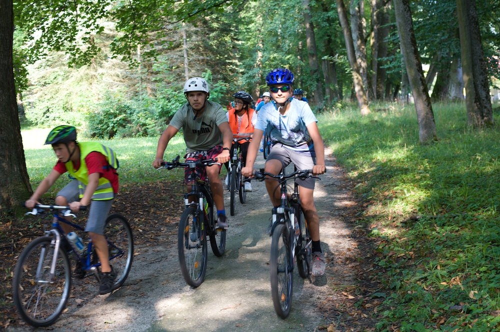 Preteky na bicykloch v parku (zahrievacie kolo)