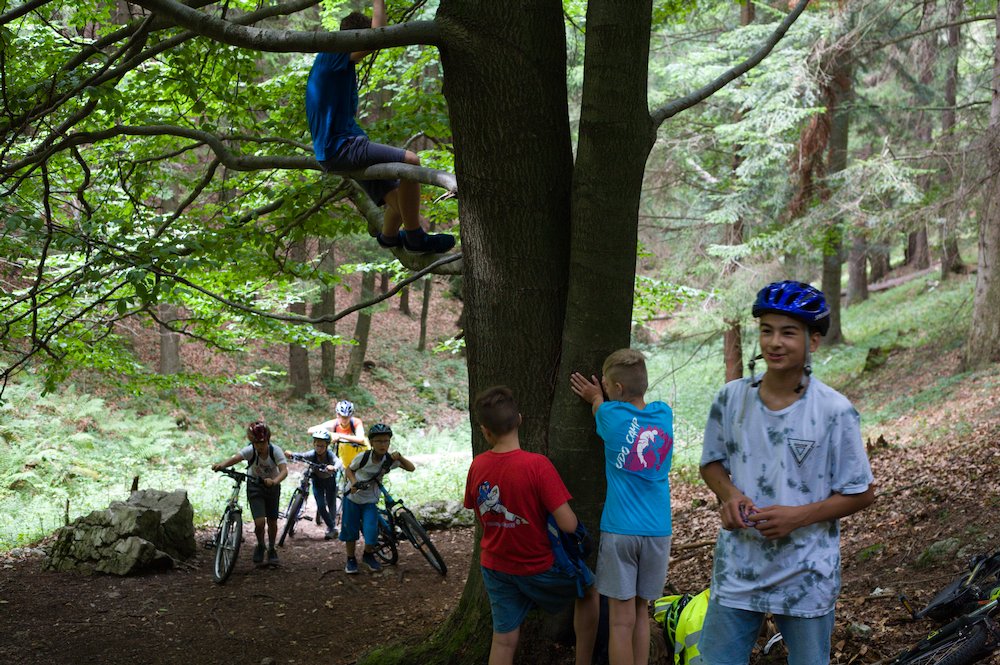 Príchod pod jaskyňu Mažarná