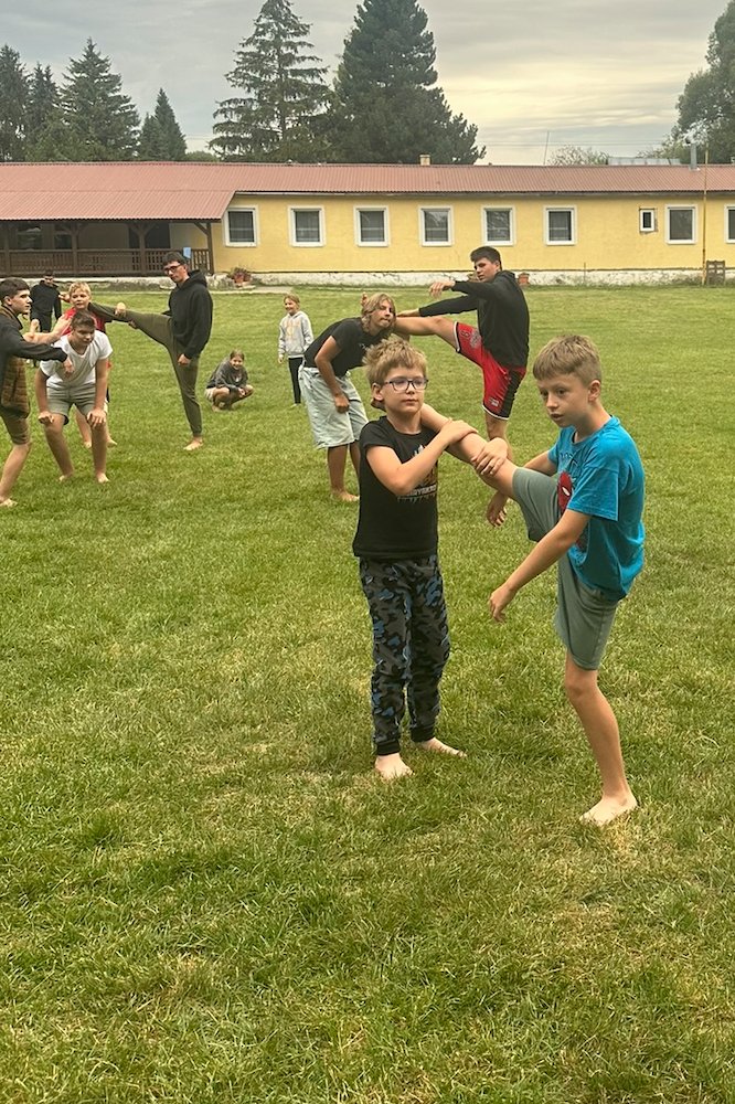 Ranná rozcvička v tráve