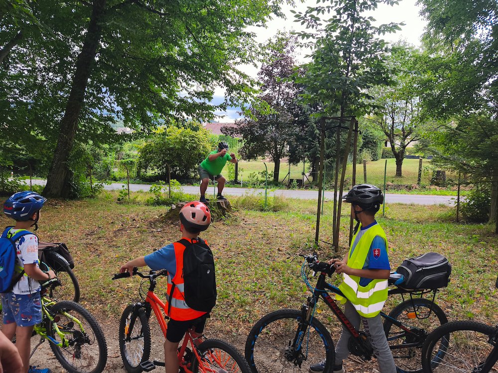V parku s bicyklami